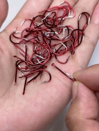 再厚的鱼唇也能轻松打穿的鱼钩来了,就是这款红色鬼牙海夕钩,采用合金钢材质打造,自重轻,鱼儿更好的吸入嘴;鱼钩经过反复打磨的三角鬼牙工艺,钩尖更锋利!一包50枚,喜欢自己绑钩的哥哥们不要错过哦!#钓鱼 #钓鱼配件 #鱼钩 #海夕鱼钩 #手工绑钩
