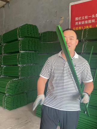 围栏立柱它的一头是尖的,直接砸进土里就可以使用,不需要挖坑 实心立柱与围网搭配使用可以用来圈山、圈地、圈果园、做养殖等等...#围栏网立柱 #户外栏杆 #结实耐用 #三农 #厂家实拍 @抖音小助手