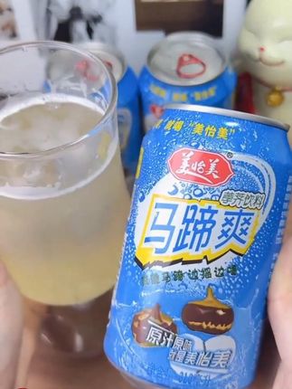 你真的很难想象它好喝到有多离谱,就是这个广东人从小喝到大的马蹄爽,现在到手一箱6瓶,你看看才多少,薅了不是纯纯捡漏吗?配料表干净,没有乱七八糟的添加,精选新鲜马蹄,现切现熬,保留了马蹄原汁原味的清甜和爽脆,入口就是淡淡的马蹄清香,每一口都能嚼到马蹄的果肉,清甜爽口,火锅烧烤来一瓶,真的清爽好喝,没喝过的一定要尝尝!#马蹄爽 #好喝到心花怒放 #谁懂啊真的很好喝 #超便宜超划算 #我超好喝
