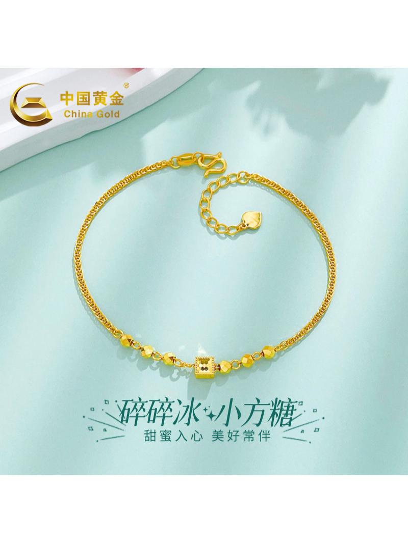 中国黄金足金甜蜜方糖蹦迪珠间鱼鳞方块手链。✨“碎碎冰+小方糖”足金手链也太甜啦🥳!细链像碎冰般清透,小方糖坠子精致又可爱💖,戴上瞬间“甜蜜入心”,感觉美好能一直陪伴左右💕,日常戴超提气质,谁能不爱这又甜又闪的小宝贝呀💗! #足金方糖手链 #黄金手链怎么选 #甜蜜方糖 #黄金999 #温柔风手链