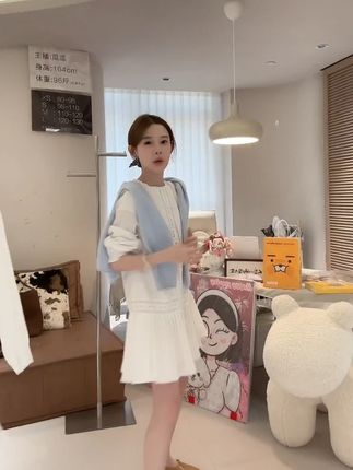 法蕾梦境感纯白连衣裙,温柔系百褶波浪裙摆仙气飘飘。长袖设计优雅知性,精致蕾丝点缀更显气质。A字版型修身显瘦,走起路来裙摆灵动飘逸。#连衣裙 #韩系穿搭 #仙女必备 #ootd穿搭 #穿出高级感