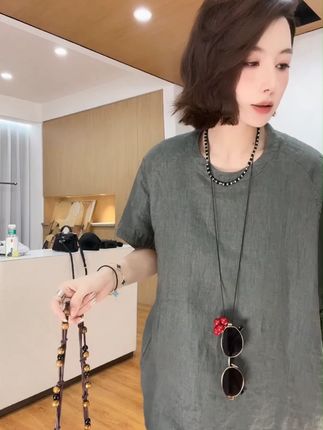 后背半拉链宽松百搭T恤 这款后背半拉链宽松T恤,简直是夏日穿搭的王炸!宽松版型不挑身材,藏肉显瘦超贴心。后背半拉链设计超吸睛,穿脱方便,随性中带着小个性。面料亲肤透气,触感舒适。日常出街、运动健身,都能轻松驾驭。 ,#半拉链T恤 #宽松百搭上衣 #夏日时尚单品