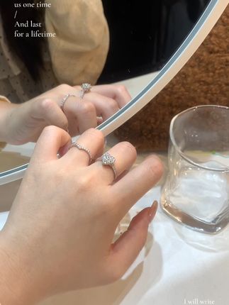 💕两枚到手两张多的快乐~谁能拒绝这种精致感! 戴上这枚戒指,感觉连指尖都在闪闪发光,一整个被拿捏住~ #美出高级感 #仙女必备 #叠戴戒指 #礼物推荐 #莫桑钻