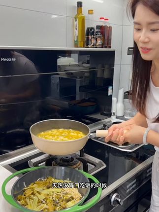 不知道吃什么又懒得做饭,那就花十分钟时间做这个可以喝汤的酸菜鱼,鱼肉鲜嫩,汤鲜味美,大人小孩都爱吃!#酸菜鱼#超能下蛋鸭