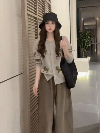 韩系氛围感穿搭早秋2025新款超级好看自留款毛衣百搭休闲裤两件套 #高级感穿搭 #谁穿谁好看 #显瘦穿搭 #休闲套装 #潮流套装