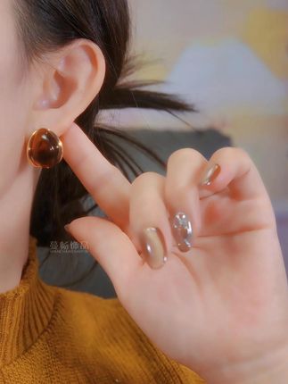 精致又百搭不挑人的琥珀色耳钉, 上耳显高级感满满快叫上姐妹们一起安排吧#耳饰 耳钉#耳钉控 #耳钉耳环推荐