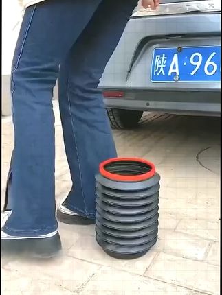可折叠的垃圾桶,用的时候打开,不用的时候再折叠放在座椅下不占地方,还能用它装水洗车,一桶多用 #车载垃圾桶折叠