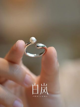 圆轨珍珠戒指|天然淡水珍珠缀指尖,极简设计低调高级。 不挑手型超百搭,日常戴显雅致#白岚 #白岚圆轨珍珠戒指 #白岚戒指 #时髦精城市漫游计划 #白岚官方旗舰店 QL0855-BK-SC2510