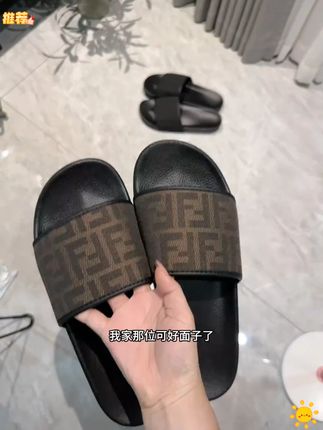 给爱面子的老公整一双 这个低调的花纹也确实和那些十几块的穿着感觉不一样!鞋底软又有支撑力,久穿也不会塌下去!#拖鞋 #只做高品质 #可外穿拖鞋