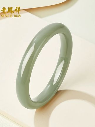 老鳯祥青绿和田玉手镯青白玉美人国风时尚百搭 这款玉镯,色泽温润如晨露,质地细腻似凝脂。戴上它,仿佛把江南水乡的温婉与东方玉石的典雅都缠绕于腕间,举手投足间,尽是岁月沉淀的柔美与诗意~ #和田玉 #和田玉手镯 #青白玉手镯 #国风手镯 #手镯推荐分享