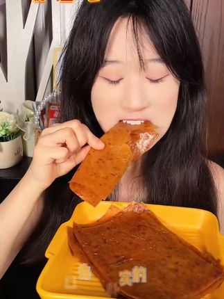 以前我们都是一点一点撕这吃的,吃完了还总是意犹未尽 #童年大辣片#你馋了么#手撕大辣片#网红小零食