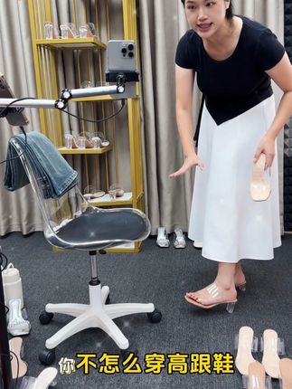 踩屎感透明高跟外穿凉鞋女夏季新款一字带水晶粗跟透明高跟鞋凉鞋 踩屎感透明高跟外穿凉鞋女夏季新款一字带水晶粗跟透明高跟鞋凉鞋#鞋子 #高跟鞋 #凉鞋 @DOU+上热门 @DOU+小助手