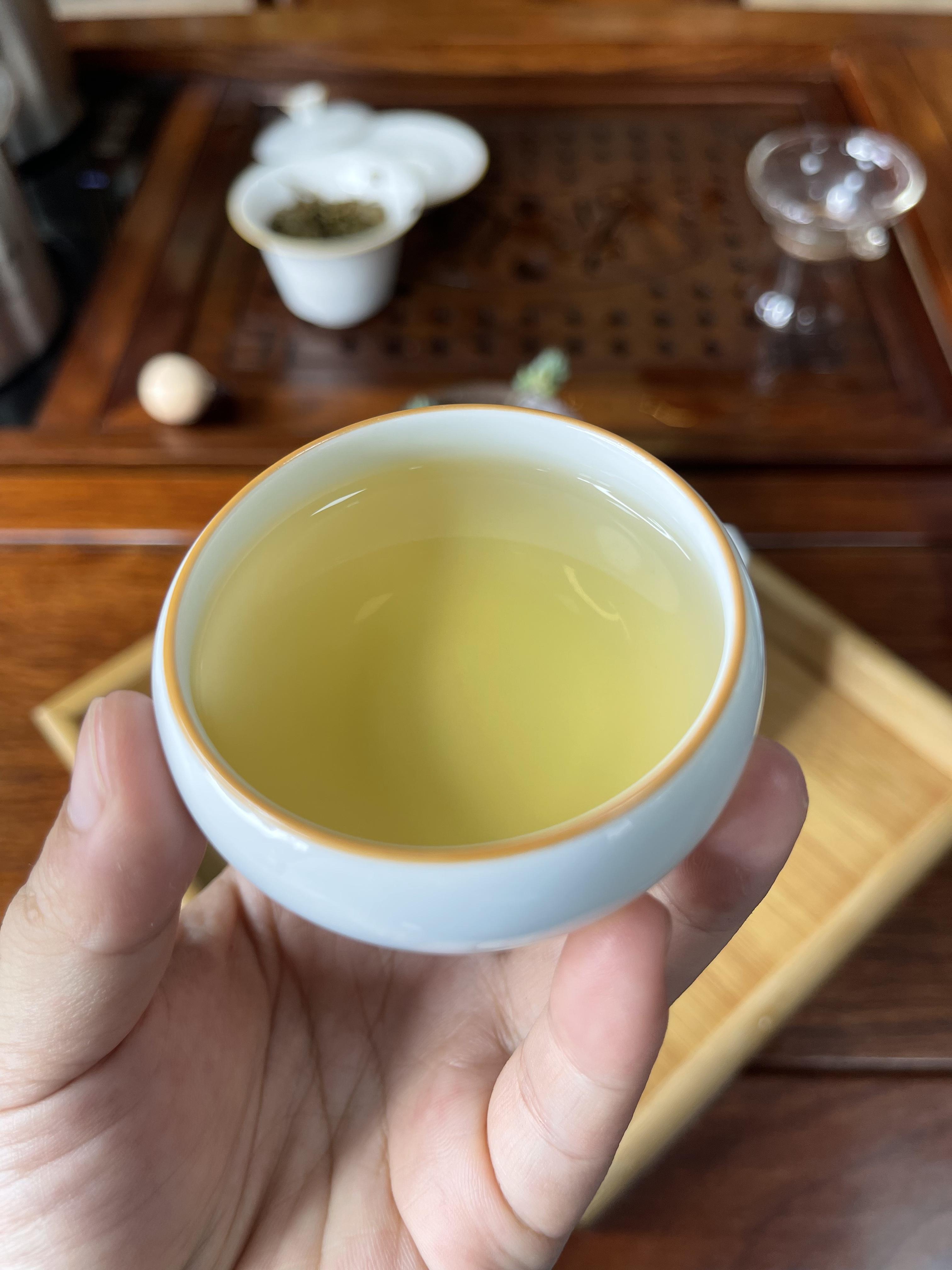 一寸金砖一寸时光,普洱黄金叶的静美。把茶山的阳光,压进一方茶砖里。普洱黄金叶茶砖,是自然与时光的温柔定格——将叶片的静谧牢牢锁住,让每一块都成为可触摸、可珍藏的时光信物,慢品岁月,自有回甘。 #茶与时光 #黄金叶普洱砖 #普洱茶