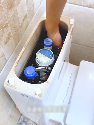 这个洁厕宝颠覆了我的认知 跟传统洁厕块完全不一样,冲水颜色稳定,连续冲水不断色,居然还承诺四口之家用不到一个月退全款!!!#洁厕宝 #洁厕剂