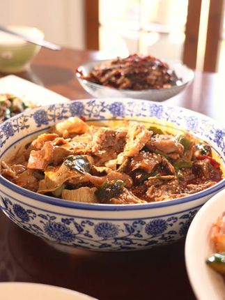 红油亮泽,鸡肉嫩滑,青椒红椒点缀其间,一串串裹满酱汁,麻辣鲜香#钵钵鸡 #花生嫂川味私厨 #健康美味好吃不贵 #本地宝藏美食 #一荤三素