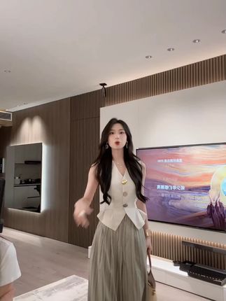 复古条纹老钱风修身V领马甲背心+静奢条纹褶皱设计垂感休闲裤套装#t恤穿搭 #百搭t恤 #显瘦连衣裙 #穿出高级感 #夏天该有的样子