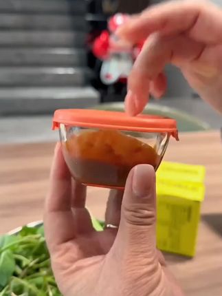 夏天还是得整两个这种带盖的#小菜蘸料碗  ,吃不完盖上盖子放在冰箱也不会串味,放在外面不会招蚊虫#蘸料碟 #烧烤酱料碟