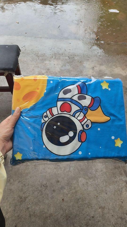 海绵加厚学生坐垫。