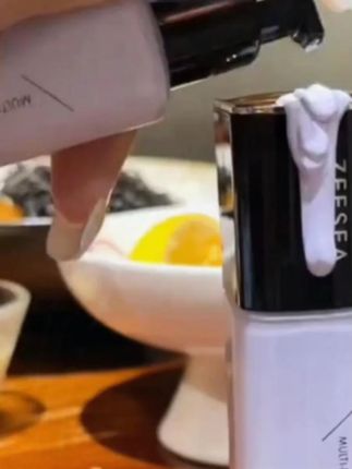 姐妹们发现了一款贼滋润的隔离,就是这个滋色隔离妆前乳!它是这种奶霜质地,很丝滑,很好推开,而且很轻薄,上脸没有厚重感,可以均匀肤色,提亮肤色。看一下两边脸的对比,用完之后皮肤又嫩又光滑,而且很服帖,喜欢清透自然妆感的姐妹一定要试试!#好物推荐🔥