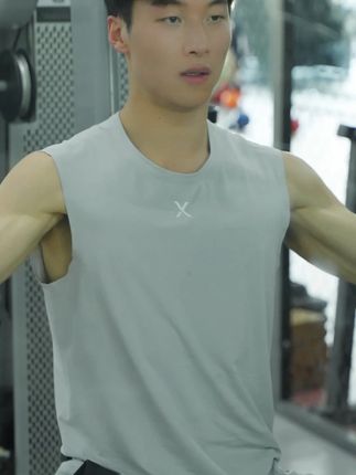 支撑力在线,防震不晃,高强度训练也能稳稳 hold 住。 #健身 #运动 #运动背心 #男士必备