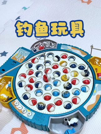 爸爸买的电动钓鱼玩具太好玩了,小鱼嘴巴一张一闭能旋转,父女 俩玩半天了,还能锻炼手眼协调和专注力,再也不用弄的浑身都是水了#钓鱼玩具 #专注力培养 #爸爸带娃