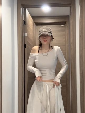 金飒飒 Kindsa】正在直播,来和我一起支持Ta吧。复制下 #穿搭技巧#穿搭#早秋搭配#女大学生穿搭#穿搭推荐