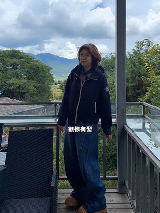 这条牛仔裤适合搭短身上衣就老显腿长了 #穿搭日记 #今天穿什么 #弯刀牛仔裤 #显瘦显高显腿长 #慵懒风穿搭