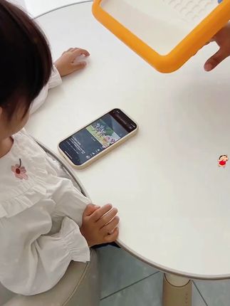 这次他爸真是买对玩具了,这个#磁性运笔画板 太好玩了,可以锻炼宝宝颜色分类和发挥想象力,宝宝玩大半天#益智玩具