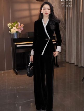 丝绒拼接小衫,小众设计感。#精致优雅 #黑色系 #时髦精 #穿出高级感 #精致女人精致生活 #复古