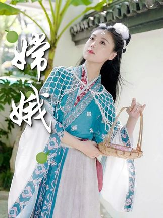 揽一袖月光,赴人间中秋。 #中秋节  #氛围感  #东方美学  #赏月氛围大片#统一青梅绿茶