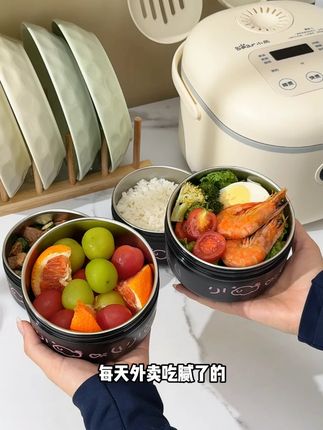 粉粉的饭盒里,装着色彩缤纷的饭菜和酸甜水果,打开的瞬间,工作的疲惫都被治愈啦~#饭盒 #上班 #上班族 #便捷生活 #健康饮食