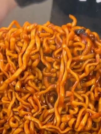 泡面先生定制哇噻火鸡面,加大面饼双酱包而且还支持免费试吃一包,真的太哇噻了 #火鸡面 #哇噻火鸡面 #夜宵吃什么 #学生党好物推荐 #泡面先生