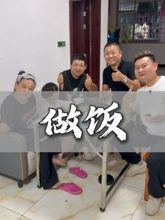 他2岁失去了手臂,被亲生父母叫上街乞讨,到8岁时父母离婚跟着母亲去了四川,认识了继父,他的继父也叫他上街乞讨,直至17岁他逃离了这个家庭,靠自己的努力养活自己,现在有了妻子和两个可爱的女儿。#遵义浩记二手车