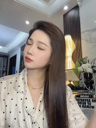 用檀木梳梳头的好处真的很多,女孩子一要给自己安排一把好的檀木梳!#檀木梳 #梳头的好处 #气垫梳