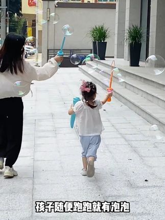 孩子们最喜欢的大宝剑造型!泡泡液居然还不会漏,太神奇了#儿童玩具 #泡泡棒 #亲子互动