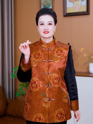 有妈就有家,妈在哪里,家就在哪里,只要有妈妈在,幸福就在#中老年女装 #老年人穿搭 #新款秋装 #谁穿谁好看