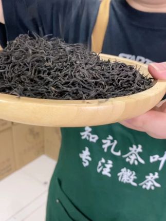 降温的傍晚,最适合裹着毯子喝热红茶。热气模糊了眼镜,心里却亮堂堂的。#红茶 #祁门红毛峰
