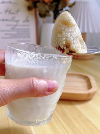 天冷就得吃热乎乎的,糯唧唧的! 最近降温了,宝子们可以热一下羊奶再喝,热乎乎的很暖胃~#羊奶 #饮品推荐 #营养饮品 #秋季养生 #早餐吃什么 @DOU+小助手