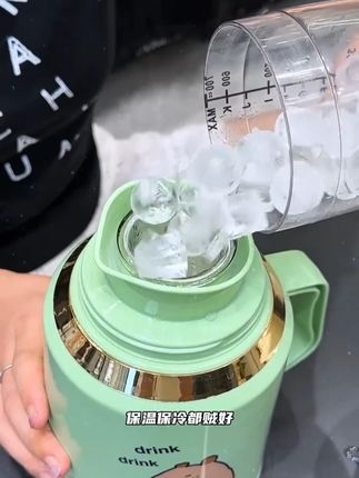 入秋了,可以多泡点养生茶喝一下。就我十来块买的这个保温壶,有了它以后,一整天我都能喝上热乎乎的红枣茶了。它这是双层玻璃内的,加上双盖锁温,保温效果就特别好,早上倒的一壶水,晚上都能用来泡脚了,复古的造型,无论家用还是单位用都很好看。