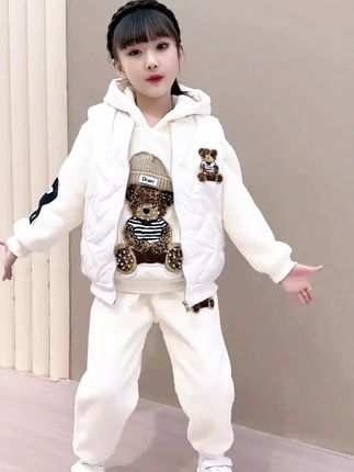 给闺女买衣服首先看款式,再比比品质,让童年不留遗憾#高品质童装