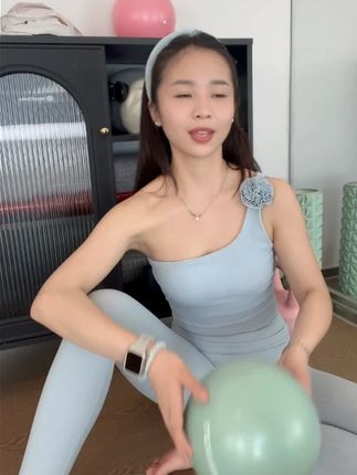 建议所有女生都要去练习我们的小花园,在家准备一个瑜伽小球练起来#瑜伽小球 #产后恢复 #健身干货