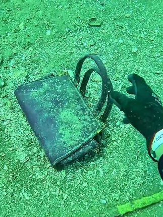 渔民海底赶海都能捞到啥海货之苹果牌手提包 #海底世界 #赶海 #潜水抓鱼