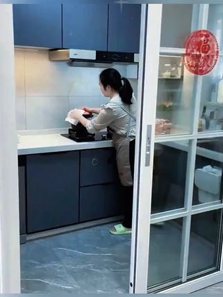 家里随处一角有油渍的地方,都可以用这个厨房湿巾清洁,温和不伤手的同时,去重污效果也是嘎嘎好,有了它再也不用洗臭抹布了#厨房湿巾  #去污能力超强  #温和不伤手  #好物推荐  #厨房好物