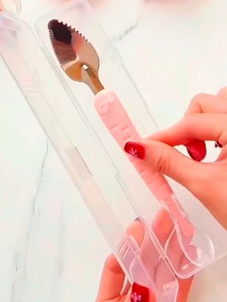 五个多月就开始吃苹果了,之前用汤匙刮有颗粒,宝宝不喜欢,换这刮勺刮细腻多了,边刮边吃不发黑,还可以刮各种泥#辅食 #刮勺 #汤匙 #母婴好物 #刮泥勺