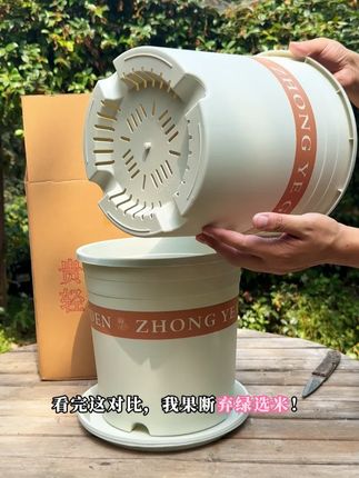 别再用绿色加仑盆啦,米色才是阳台颜值密码!!! 家人们还在为挑花盆纠结吗?试试米色加仑盆!它颜值超高,北欧风、简约风轻松拿捏,放家里哪哪都合适。材质耐用抗老化,室内外都能用。底部多孔,透气不积水,植物根系更健康。多种尺寸,小多肉到大绿植都适配。别犹豫,快入手! #米色加仑盆 #养花必备 #家居园艺好物 #花盆 #加仑盆