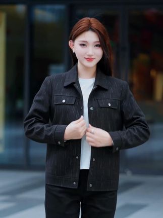 喜欢这种毫不费力的帅气,一件简约的夹克就能搞定。面料舒服,版型撑场面,挺好。 #男装时尚搭配 #型男穿搭 #潮流男装