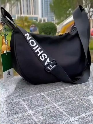 防水牛津布大容量饺子包斜挎包女小众新款百搭休闲运动风单肩包潮#单肩包 #运动单肩包 #饺子包 #大容量饺子包