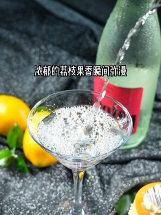 高温天气不妨清爽一夏 冰镇汽泡酒撞进喉咙的瞬间,气泡炸开成细碎冰碴,酸甜果味裹着凉意往下钻。汗湿的后背倏地沁出一层薄凉,连空气都跟着冒起甜丝丝的冷气,三十多度的黏热被一口吞进肚里。#高温 #高温下的劳动者 #起泡酒