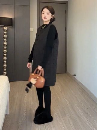 孕妇秋装套装2025新款时尚显瘦半高领打底衫波点刺绣背带裙 孕妇秋装套装2025新款时尚显瘦半高领打底衫波点刺绣背带裙两件套#穿出高级感 #连衣裙 #品质女装 #搭配技巧 #大码穿搭