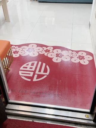 喜庆的花色,防滑的底背设计也不用担心左右移动啦,安全感满满。#进门地垫#提升幸福感好物#小苏家地垫